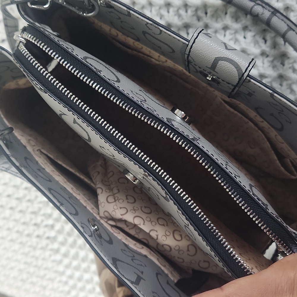 Guess shoulder or crossbody bag with 3 compartments with two snap closure and zi - Picture 9 of 11